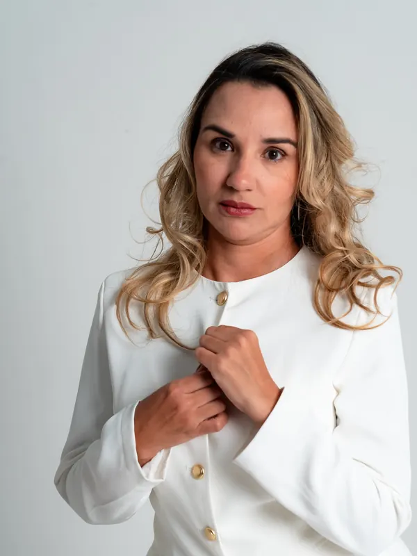 Dra. Érica Mello de conjunto branco